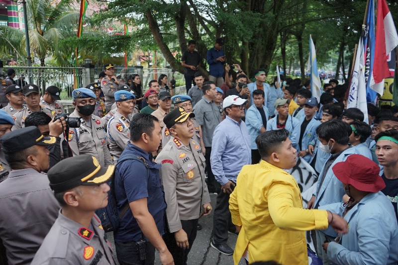Kapolresta Pekanbaru Kombes Pol Jeki Rahmat saat memimpin pengamanan unjuk rasa di Gedung DPRD Riau, Jumat (23/8/2024).