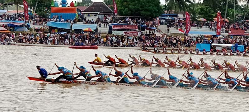 Dua jalur saling beradu cepat saat berlaga di perpacuan jalur hari ketiga di Tepian Narosa Teluk Kuantan, Jumat (23/8/2024).