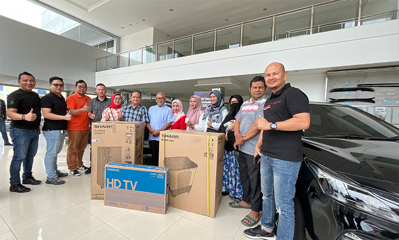 Jajaran Branch Manager Suzuki usai penyerahan hadiah yang berlangsung di Suzuki SM Amin, Sabtu (24/8/2024).