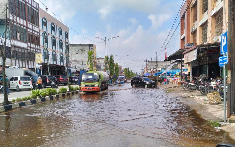 Jalan Pulau Payung yang berada di depan Pasar Tradisional Bunda Sri Mersing terendam air akibat pengaruh pasang keling di Kota Dumai, Jumat (23/8/2024).
