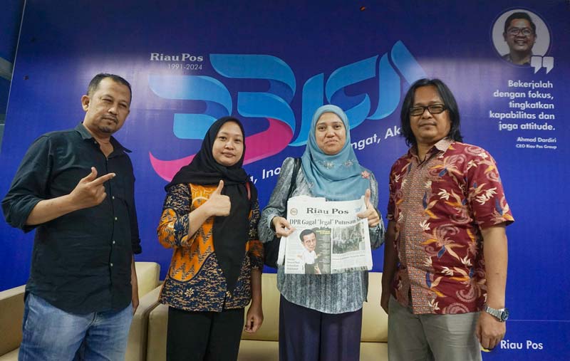 Manajemen Mahkota Medical Center diwakili oleh Executive Marketing Mahkota Medical Center Norhayati Ahmad, dan Humas Mahkota Medical Center di Pekanbaru Anggita Resti.