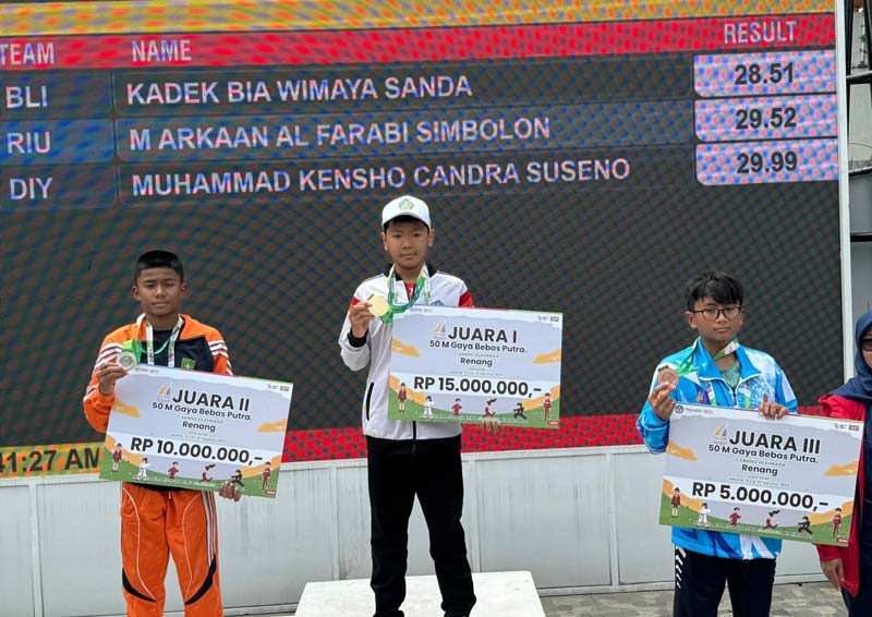 Atlet renang Pekanbaru, M Arkaan Alfarabi Simbolon (kiri) foto bersama usai penyerahan medali yang diraih pada O2SN