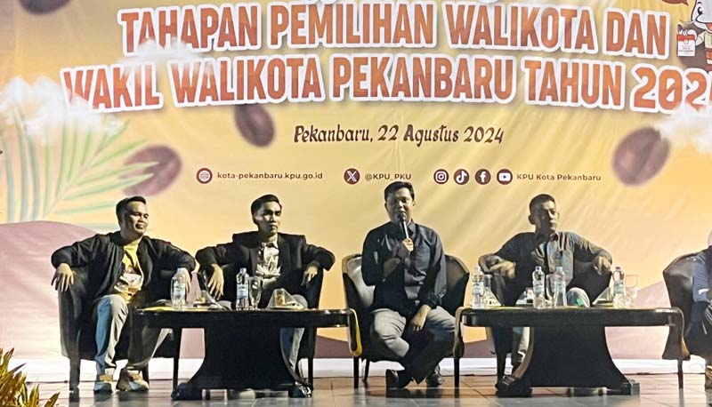 Para Komisioner KPU Kota Pekanbaru saat menggelar sosialisasi tahapan Pilwako kepada awak media, pemantau dan penggiat pemilu di Hotel Aryaduta Pekanbaru pada Kamis (22/8/2024).