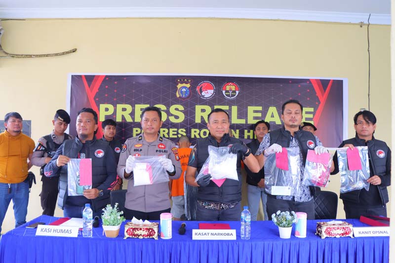Kasat Narkoba Polres Rohil AKP Helva Hendri MH dan sejumlah personel menunjukkan barang bukti (BB) narkoba jenis sabu yang berhasil diamankan dari dua pengungkapan kasus narkoba.