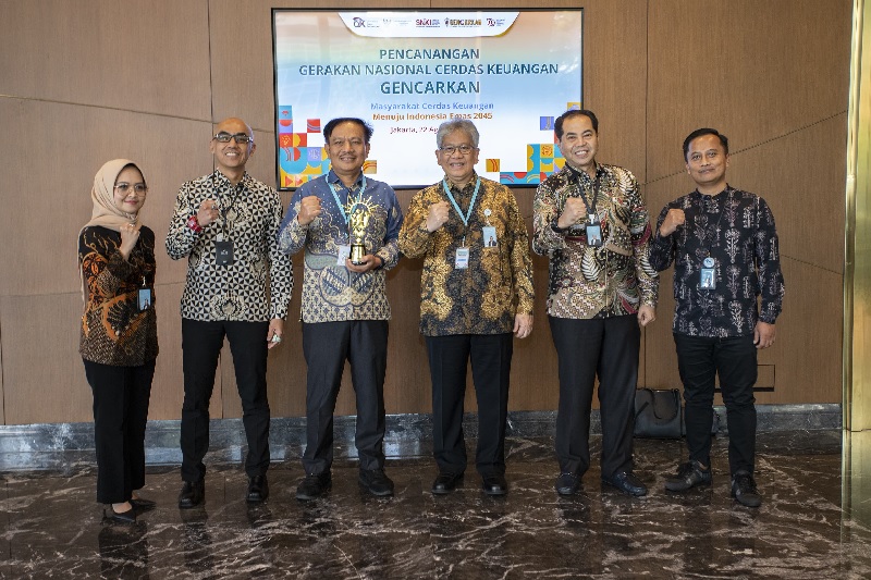 Direktur Utama Bank BJB, Yuddy Renaldi (tiga kanan) foto bersama usai menerima penghargaan  Financial Literacy Award  buat Bank BJB dari OJK di Jakarta, Kamis (22/8/2024).
