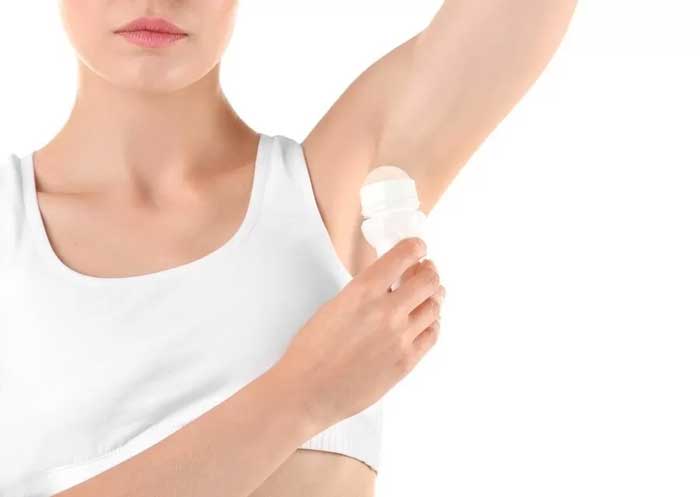Iluatrasi ketiak yang bau dan menggunakan deodoran untuk mengatasi.