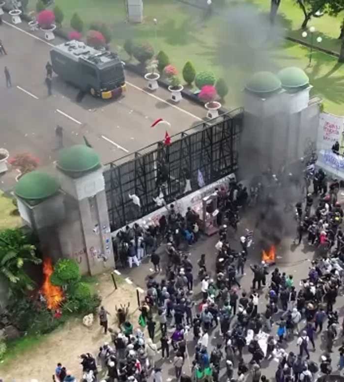 Aksi demo tolak RUU Pilkada di depan Gedung DPR/MPR pada Kamis (22/8/2024) di warnai kericuhan, banyak mahasiswa ditangkap Polisi.