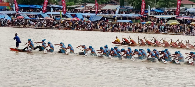 Pacu jalur hari ketiga, terlihat dua jalur bersaing ketat saat perpacuan di Tepian Narosa Telukkuantan, Jumat (23/8/2024).