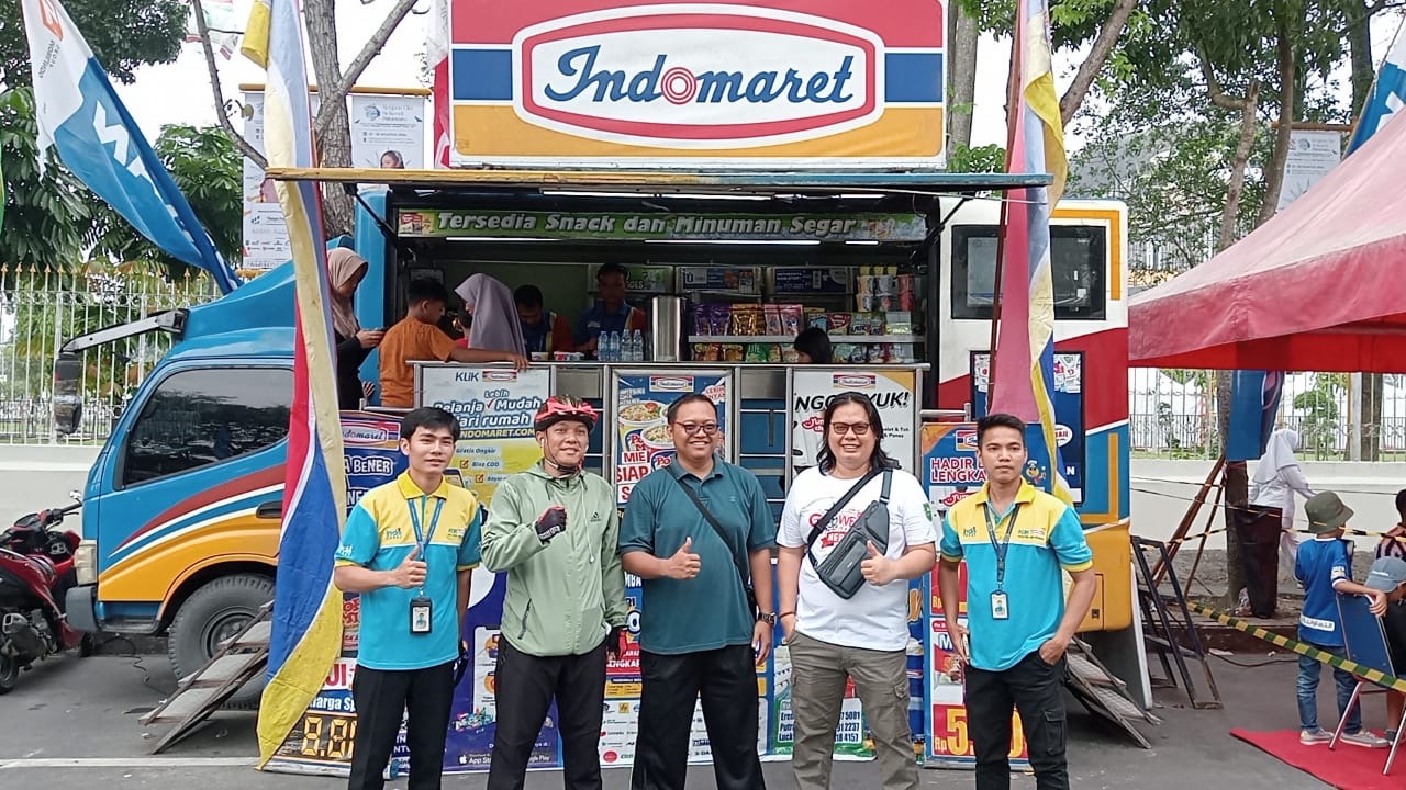 Manager Development  Indomaret Pekanbaru Yulianto (tengah) foto bersama para pengunjung i- Mobil Indomaret yang ikut memeriahkan iven Riau Pos Gories Merdeka di Jalan Cut Nyak Dien Pekanbaru.