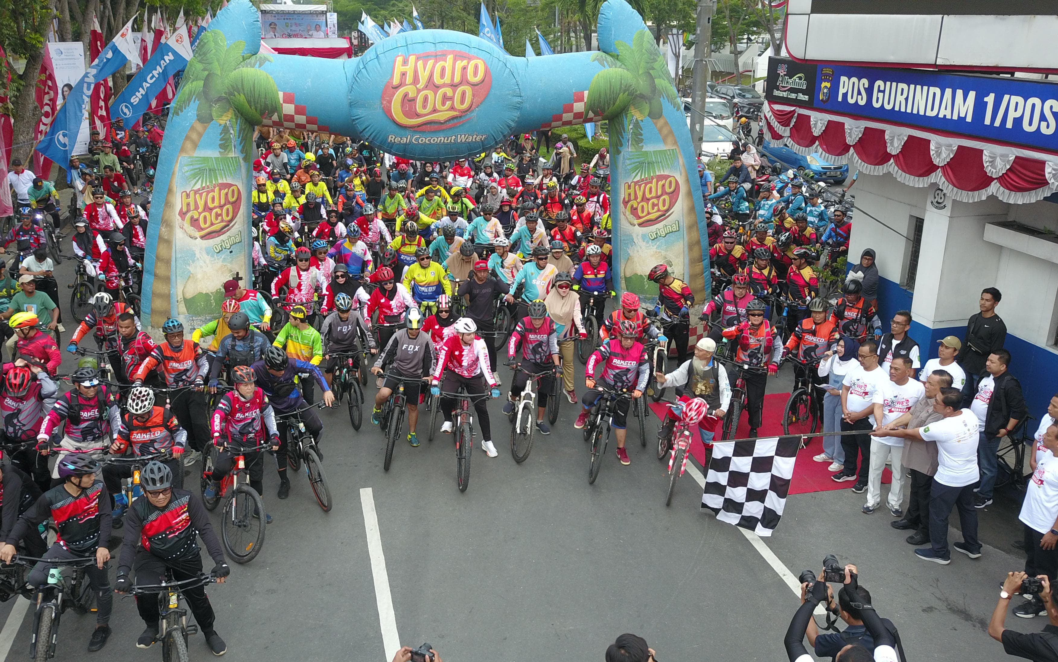 Sekda Prov Riau, SF Hariyanto,  didampingi Wakapolda Riau, Brigjend Pol K Rahmadi, Dirut Riau Pos, Ahmad Dardiri, Direktur Riau Pos, Asmawi Ibrahim lepas start peserta Riau Pos Gowes Merdaka.