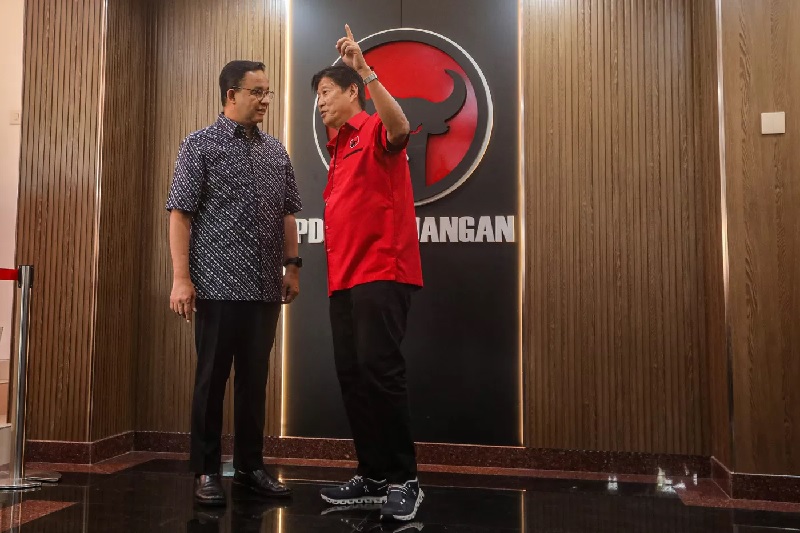 Anies Baswedan berbincang dengan Ketua DPD PDI Perjuangan DKI Jakarta Ady Widjaja usai menggelar pertemuan di kantor DPD PDI Perjuangan, Cakung, Jakarta, Sabtu (24/8/2024).