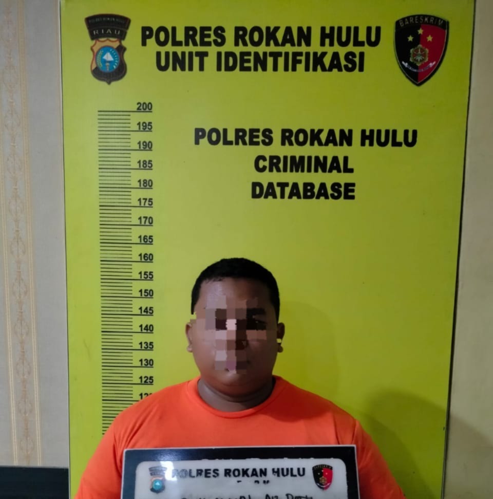 Seorang guru disalah satu Ponpes di Rohul ditangkap dalam kasus Cabul terhadap anak bawah umur di Mapolres Rohul, foto baru baru ini.
