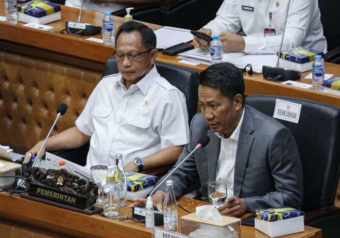 Menteri Hukum dan HAM Supratman Andi Agtas bersama Mendagri Tito Karnavian mengikuti rapat kerja RUU Pilkada di DPRRI.