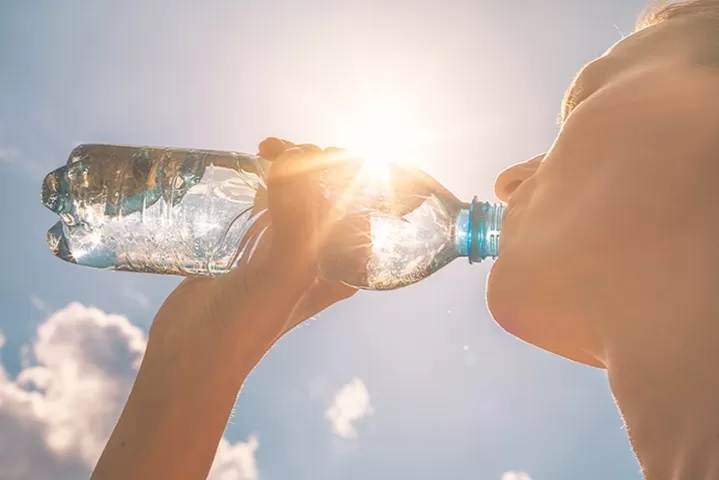 Minum air dapat memenuhi cairan dalam tubuh.