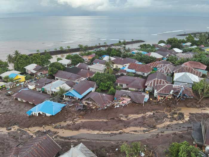 Rumah warga yang ada di Kecamatan Rua, Ternate, Maluku Utara terendam lumpur akibat bajjir bandang yang sebelumnya menerjang daerah tersebut, Minggu (25/8/2024).
