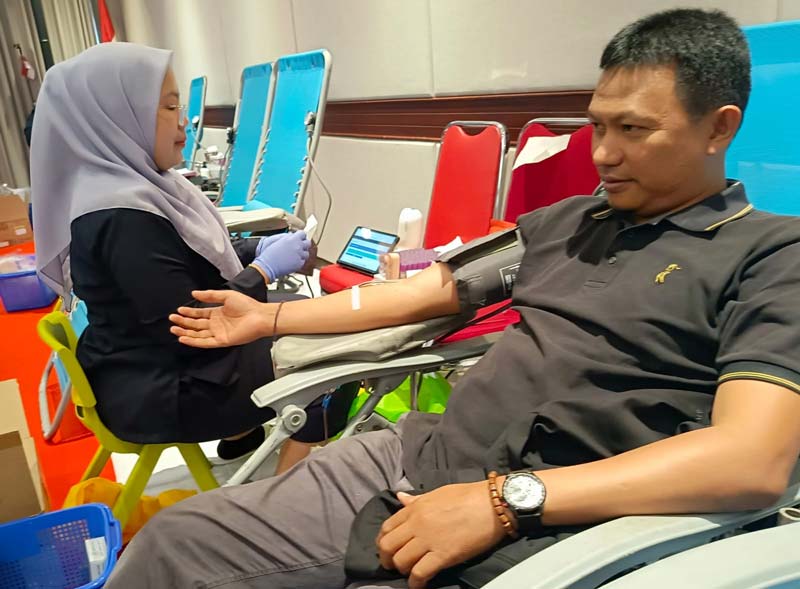 Petugas melakukannya prosedur pengambilan darah dari salah seorang peserta donor darah massal yang digelar di Hotel Unigraha, Pangkalankerinci, Pelalawan, Sabtu (24/8/2024).