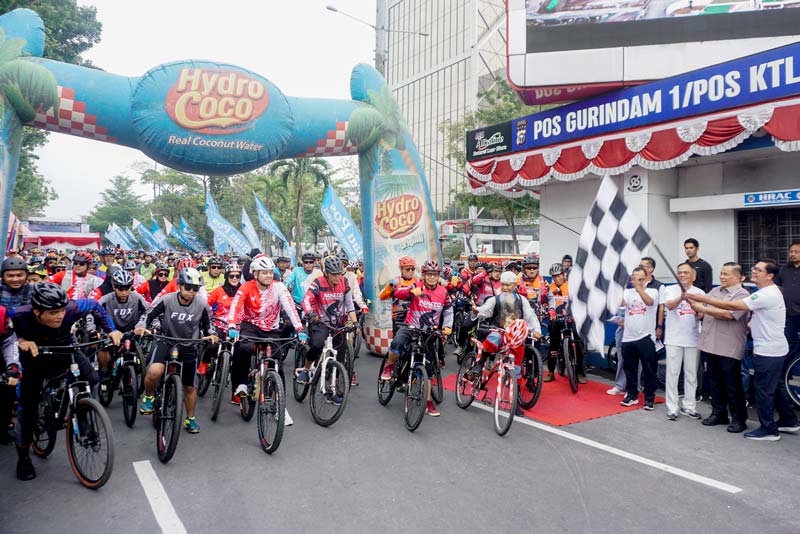 Sekdaprov Riau SF Hariyanto (dua kanan), Wakapolda Riau Brigjen Pol K Rahmadi (tiga kanan), Dirut Riau Pos Ahmad Dardiri (kanan) dan Direktur Riau Pos Asmawi Ibrahim melepas peserta Riau Pos Gowes.