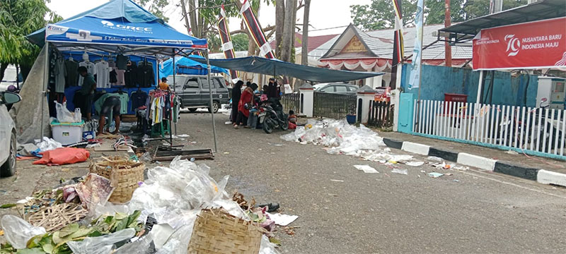 Pedagang masih berjualan dan sampah masih berserakan di kawasan ruas Jalan Lapangan Limuno Teluk Kuantan menuju Kantor KPU Kuansing, Senin (26/8/2024) pagi.
