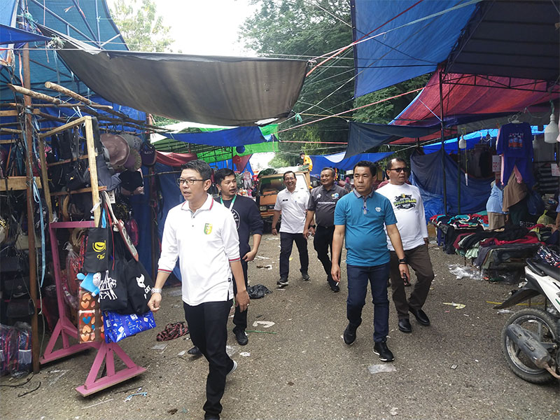 Pj Sekda Kuansing dr H Fahdiansyah SpOg meninjau lapak pedagang di kawasan ruas jalan Limuno-Kantor KPU Kuansing, Senin (26/8/2024).