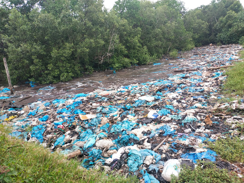 Tumpukan sampah di bibir Pantai Selat Bengkalis  berserakan, belum lama ini.