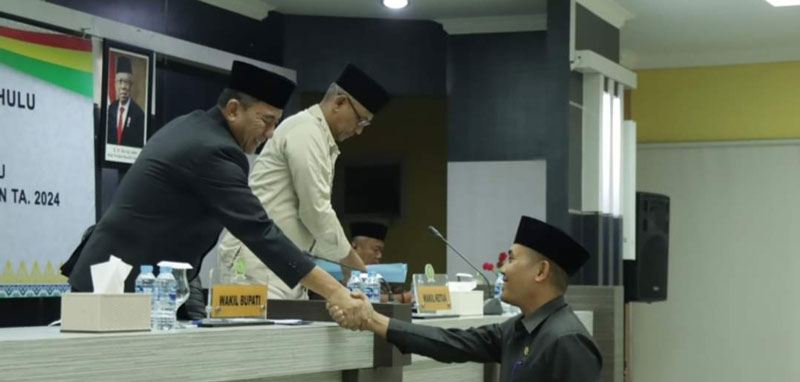Anggota Banggar DPRD Inhu Sugeng Riono menyalami Wabup Inhu Drs H Junaidi Rachmat usai menyampaikan laporan pembahasan APBD-P Inhu 2024 pada rapat paripurna DPRD Inhu, Sabtu (24/8/2024).