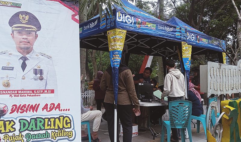 Warga mendatangi stan Lapak Darling (Layanan Pajak Daerah Keliling) yang digelar oleh Bapenda Pekanbaru di area car free day (CFD),  Ahad (25/8/2024).