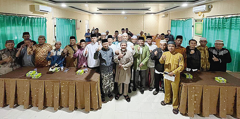 Wali Kota Dumai H Paisal SKM Mars foto bersama imam masjid daerah pesisir yang mengikuti Bimtek, Sabtu (24/8/2025).