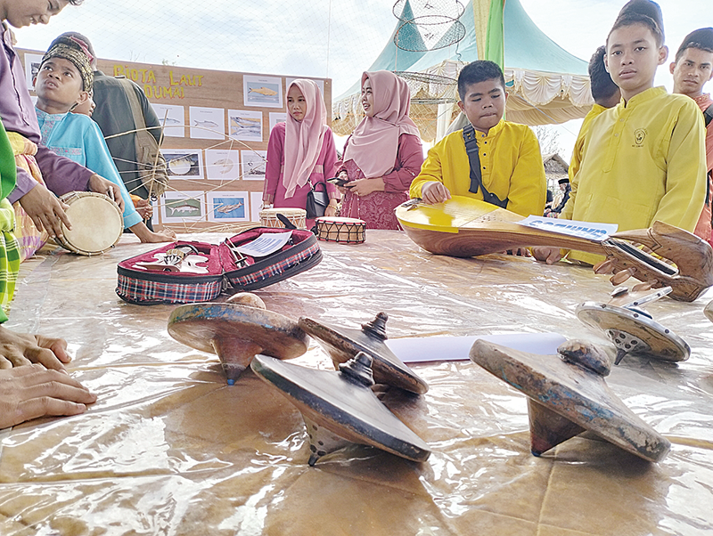 Gasing salah satu permainan tradisional yang dipamerkan di Pantai Pak Mo, Kota Dumai, baru-baru ini.
