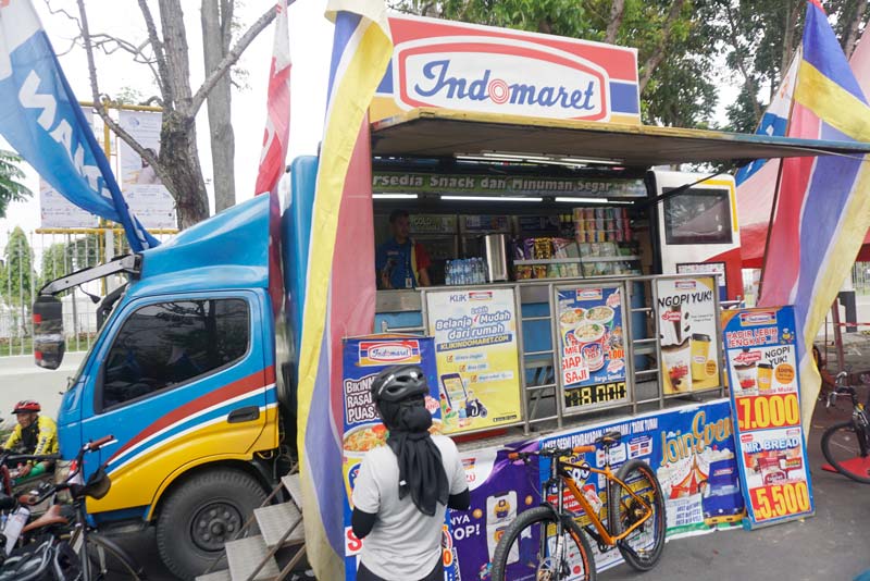 Indomaret ikut ambil bagian dengan i-mobile yang membawa ratusan produk makanan dan minuman di iven Riau Pos Gowes Merdeka.