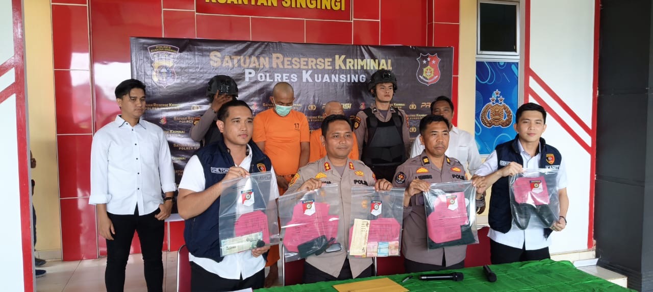 Kapolres Kuansing, AKBP Pangucap Priyo Soegito memperlihatkan barang bukti hasil penipuan di Mapolres Kuansing, Senin (26/8/2024) sore.