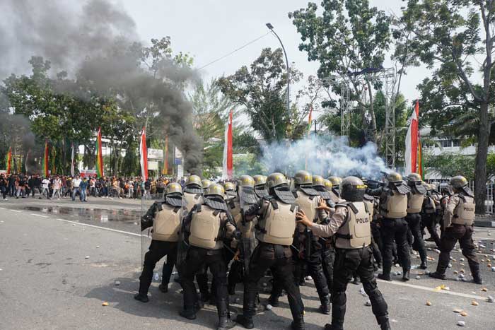 Kegiatan Sispamkota tahapan pelaksanaan Pilkada dalam aksi skenario pengamanan aksi demonstrasi yang anarkis yang di gelar di Jalan Gajah Mada, Kota Pekanbaru, Senin (26/8/2024)