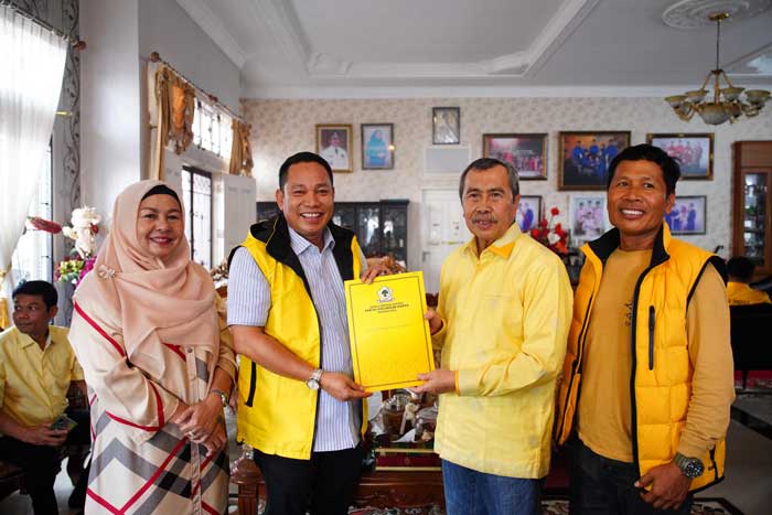 Ketua DPD I Golkar Riau Syamsuar menyerahkan SK kepada Ketua DPD II Golkar Riau Indra Gunawan, Senin (26/8).