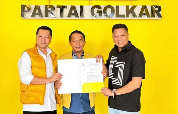 Mahmuzin Taher dan Iskandar Budiman (kiri dan kanan ketika menerima SK B1KWK beberapa waktu lalu.