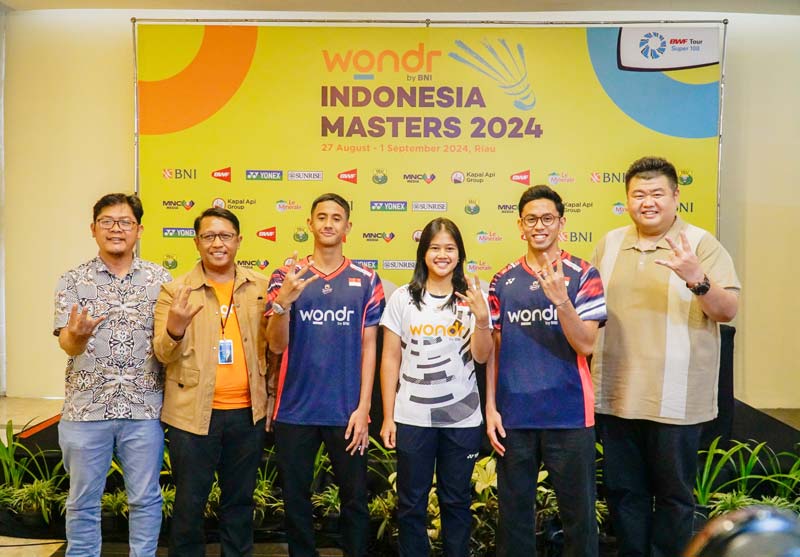 Dari kiri, perwakilan PBSI Riau Ahmad Dardiri, Area Head BNI Reg 2 Yudhi Darmawan, pebulutangkis Alwi Farhan, Febi Setianingrum, Yohanes Saut Marcelyno, dan Ketua Panitia Pelaksana Armand Darmadji.