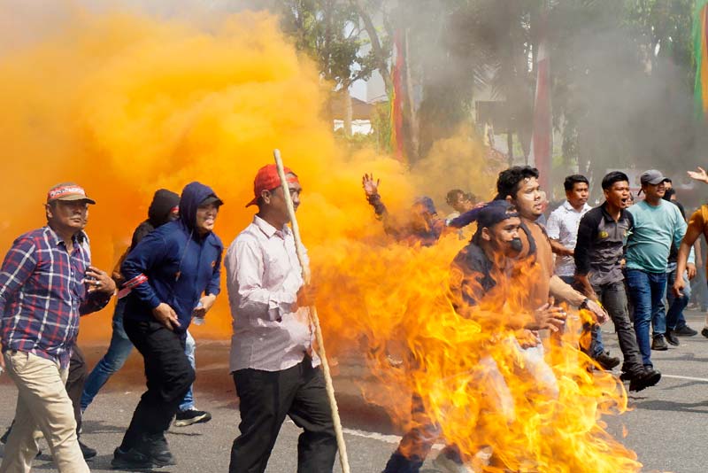Beberapa demonstran terlihat melakukan upaya anarkis dengan menyerang aparat dalam kegiatan simulasi Sistem Pengamanan Kota (Sispamkota) tahapan pelaksanaan Pilkada.