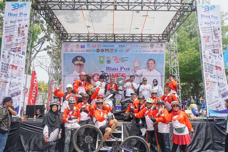 Suasana penyerahan hadiah utama Riau Pos Gowes Merdeka 2024 berupa satu unit sepeda motor kepada  Erinaldi dari Komunitas Kospec Duri yang berisikan 52 orang anggota.