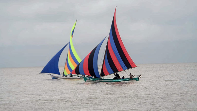 Sejumlah nelayan di Desa Bandul, Kecamatan Tasik Putripuyu, Kepulauan Meranti mengikuti lomba sampan layar, akhir pekan kemarin.