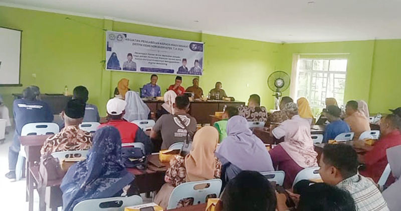 Kelompok masyarakat belajar pada kegiatan pengabdian kepada masyarakat.