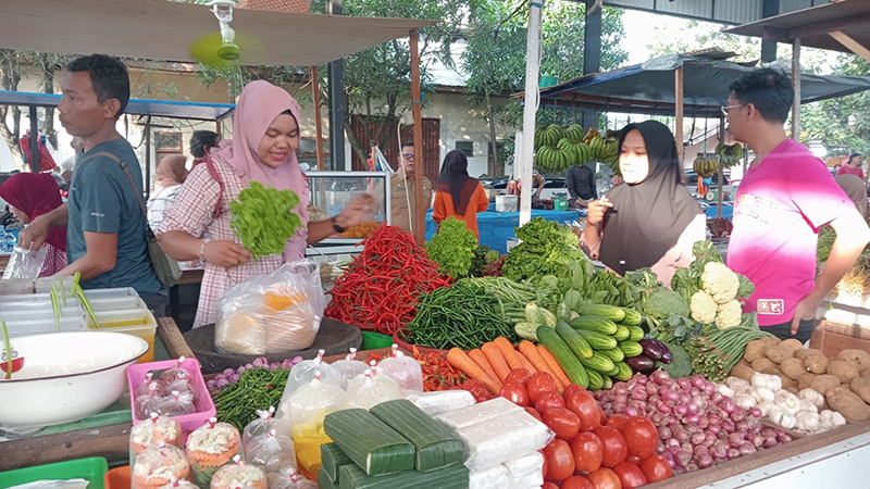 Pedagang sayur melayani pembeli di Pasar Palapa, Kecamatan Payung Sekaki, Senin (26/8/2024). Saat ini harga barang keperluan harian di pasar tradisional Kota Pekanbaru stabil.
