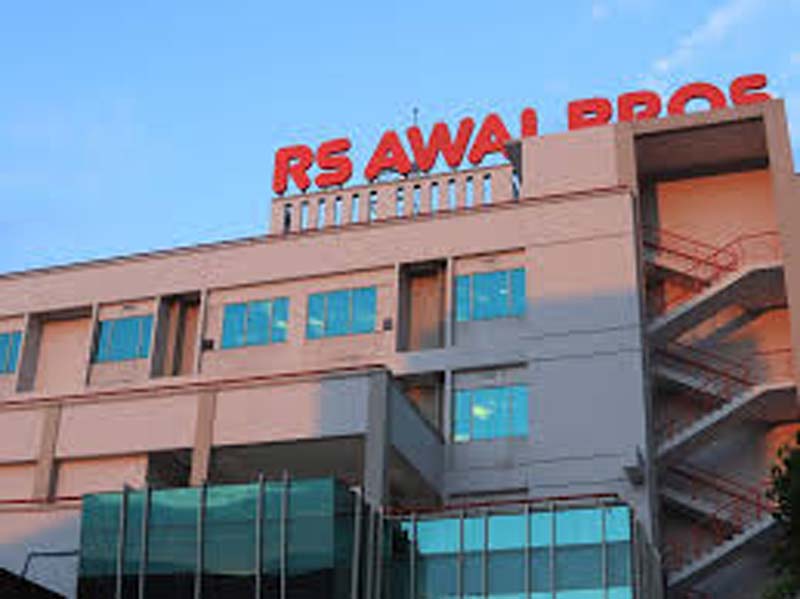 RS Awal Bros Group juga menurunkan para petugas medis, dokter, dan satu unit ambulans untuk memantau kesehatan para peserta Riau Pos Gowes Merdeka.
