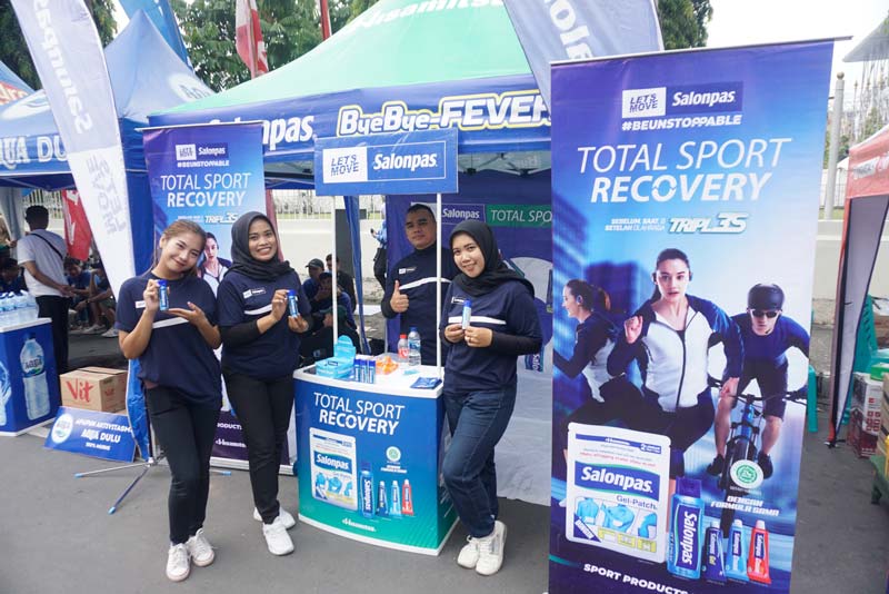 Staf PT Hisamitsu Pharma Indonesia (Salonpas) menunjukkan produk terbarunya.