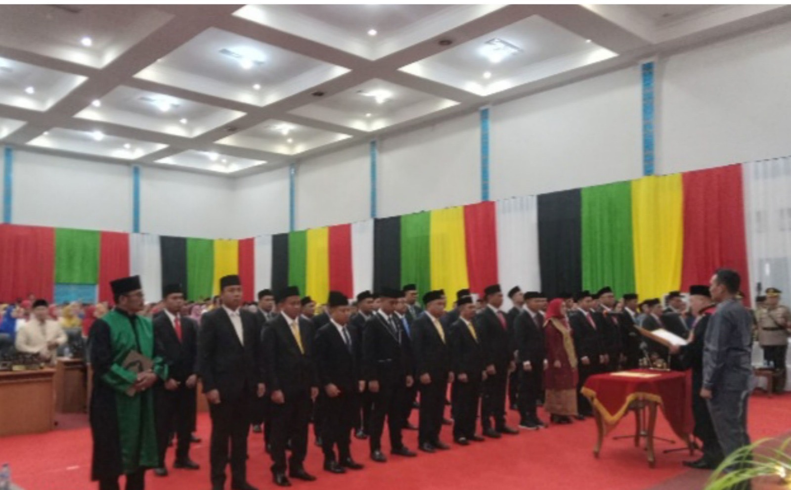 Ketua Pengadilan Negeri Pelalawan Andry Simbolon SH MH mengambil sumpah 40 anggota DPRD Pelalawan yang dilantik di gedung daerah Datuk Laksamana Mangku Diraja Pangkalan Kerinci, Selasa (27/8/2024).