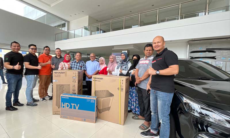 Para pemenang undian Suzuki Test Drive Berhadiah berfoto bersama jajaran Branch Manager Suzuki usai penyerahan hadiah yang berlangsung di Suzuki SM Amin.