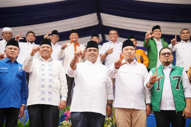 Alfedri-Husni foto bersama dengan  Bacalon Gubri M Nasir (tengah) dan para ketua partai pengusung yakni Androy Ade Rianda, Zulfaini, Tengku Sulaiman dan lainnya.