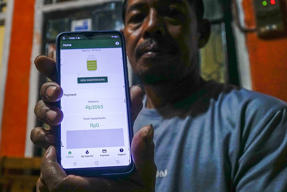 CEK GAS : Sudarman memperlihatkan aplikasi yang digunakan untuk memantau ketersediaan gas dan jumlah pemakaian di Desa Muktisari, Tapung, Kampar, Riau, Senin (12/8/2024) Malam. PT Pertamina Hulu Rokan (PHR)- WK Rokan sebagai salah satu pilar penyangga ene