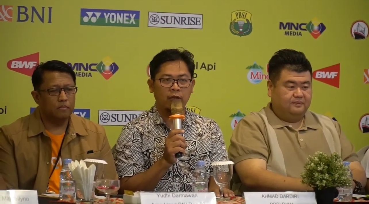 Perwakilan PBSI Riau Ahmad Dardiri (tengah) didampingi Area Head BNI Reg 2 Yudhi Darmawan (kiri) dan Ketua Panitia Pelaksana WONDR by BNI Indonesia Masters 2024 Armand Darmadji saat konferensi pers.