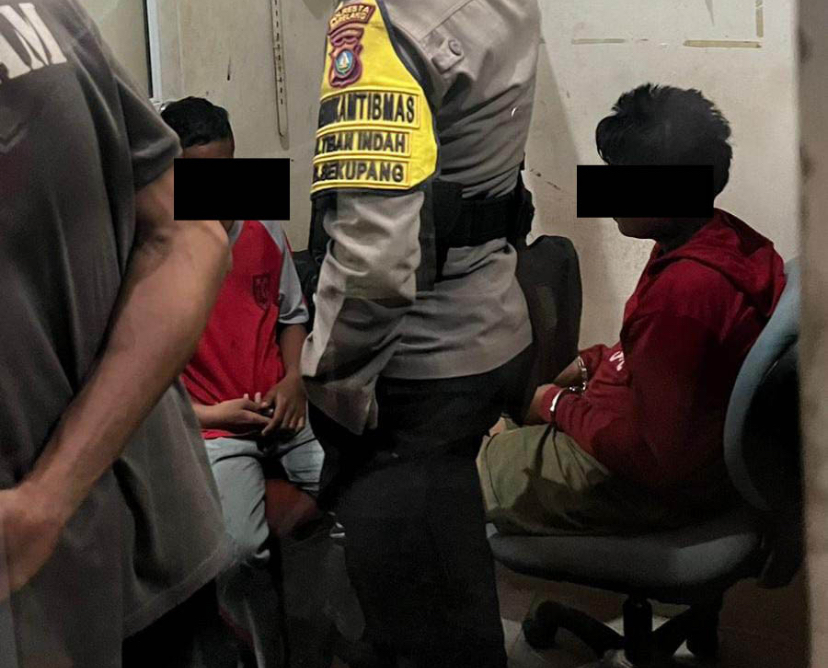Bocah 11 tahun yang diduga mencuri di rumah saat diamankan di Polsek Sekupang.