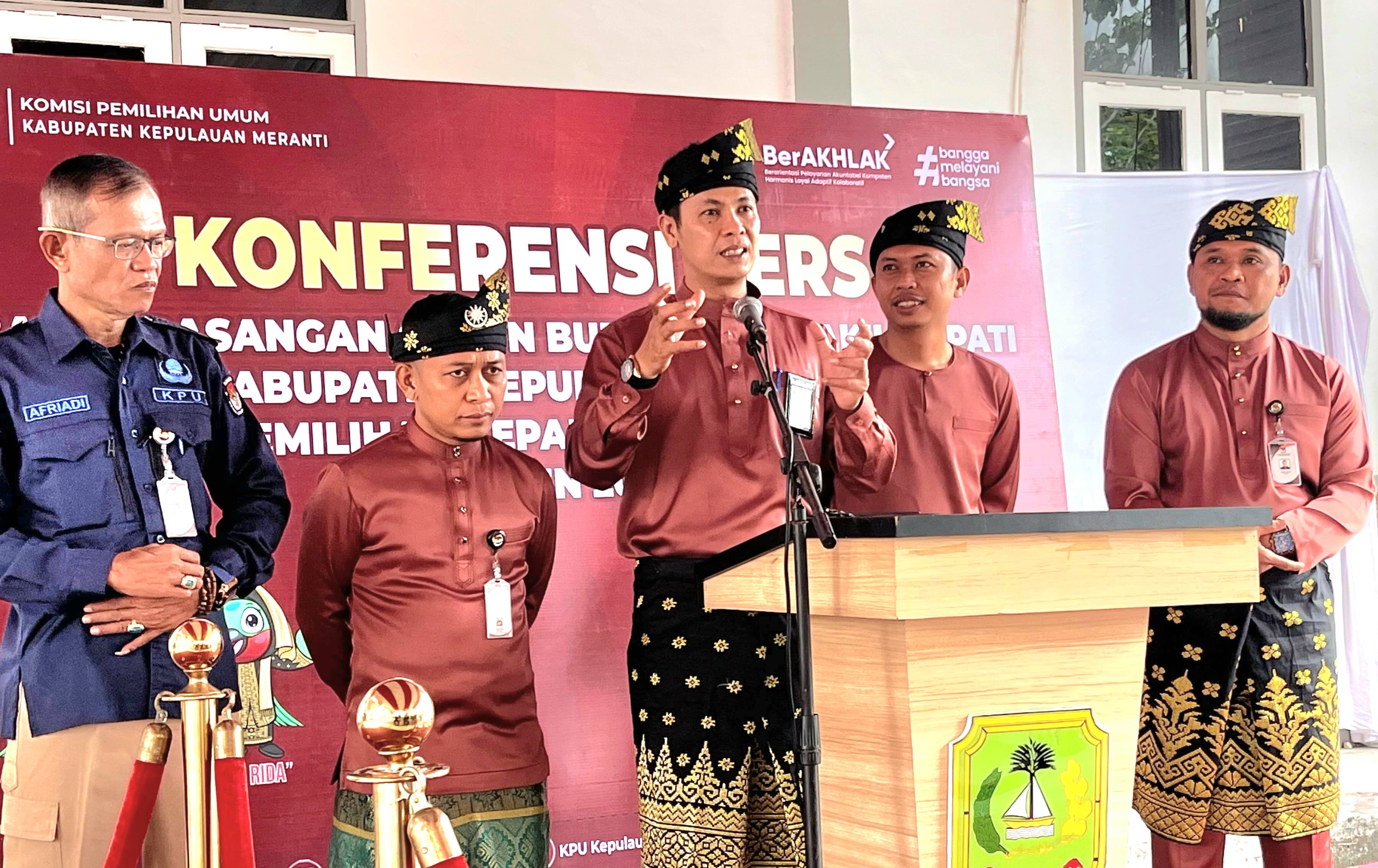 Konfrensi pers yang berlangsung di Halaman Kantor KPU Kepulauan Meranti, oleh Ketua Divisi Teknis Penyelenggara Pemilu KPU Kepulauan Meranti, Romi Indra MH ketika didampingi jajaran, Selasa (27/8).