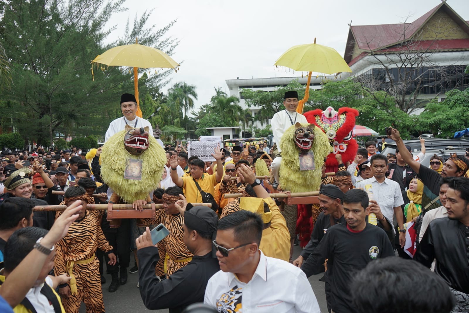 Pasangan Syamsuar dan Mawardi (Suwai) saat diarak simpatisan menuju gedung KPU Riau, Selasa (27/8/2024).