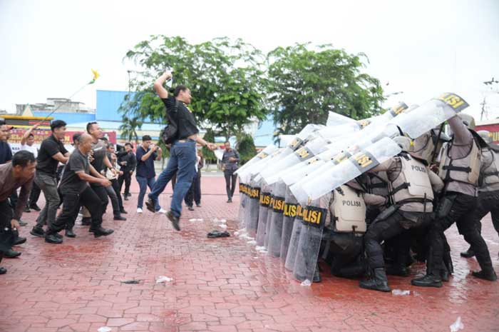 GELAR SIMULASI: Personel Polres Bengkalis mengikuti simulasi pengamanan Pilkada di Lapangan Tugu, Bengkalis, Selasa (27/8/2024).